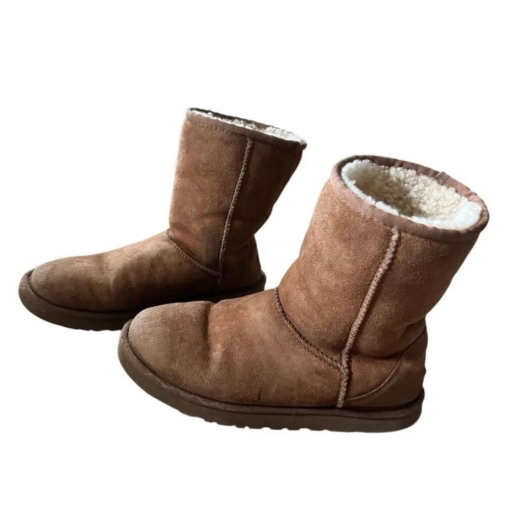 UGG Size 7 Brown Classic Short Boots